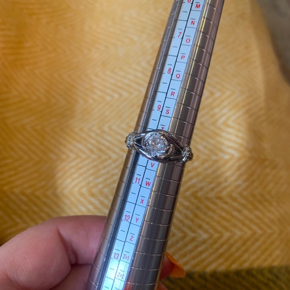 Beautiful Statement Silvertone NVC Ring With Clear Glass Stone Size 10 - Picture 4 of 10